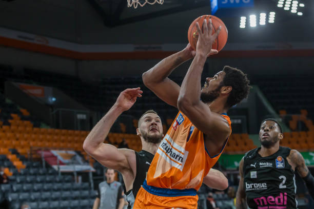 何不会回到 何不会回到